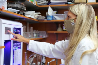 Pharmacist selects flavor on FLAVORx Auto