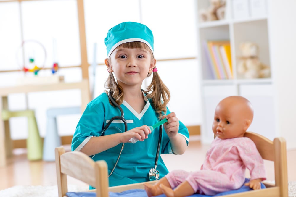 Дети играют в врача. Дети играющие в доктора. Дети играют во врача. Дошкольники играют в врачей. Ребенок играющий во врача.